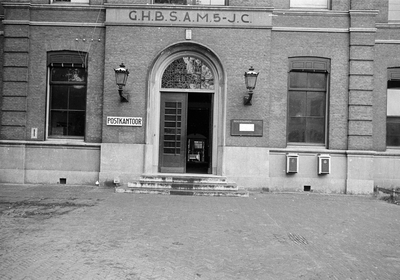 853228 Gezicht op de voorgevel van de als postkantoor in gebruik zijnde Gemeentelijke Hogere Burgerschool A ...